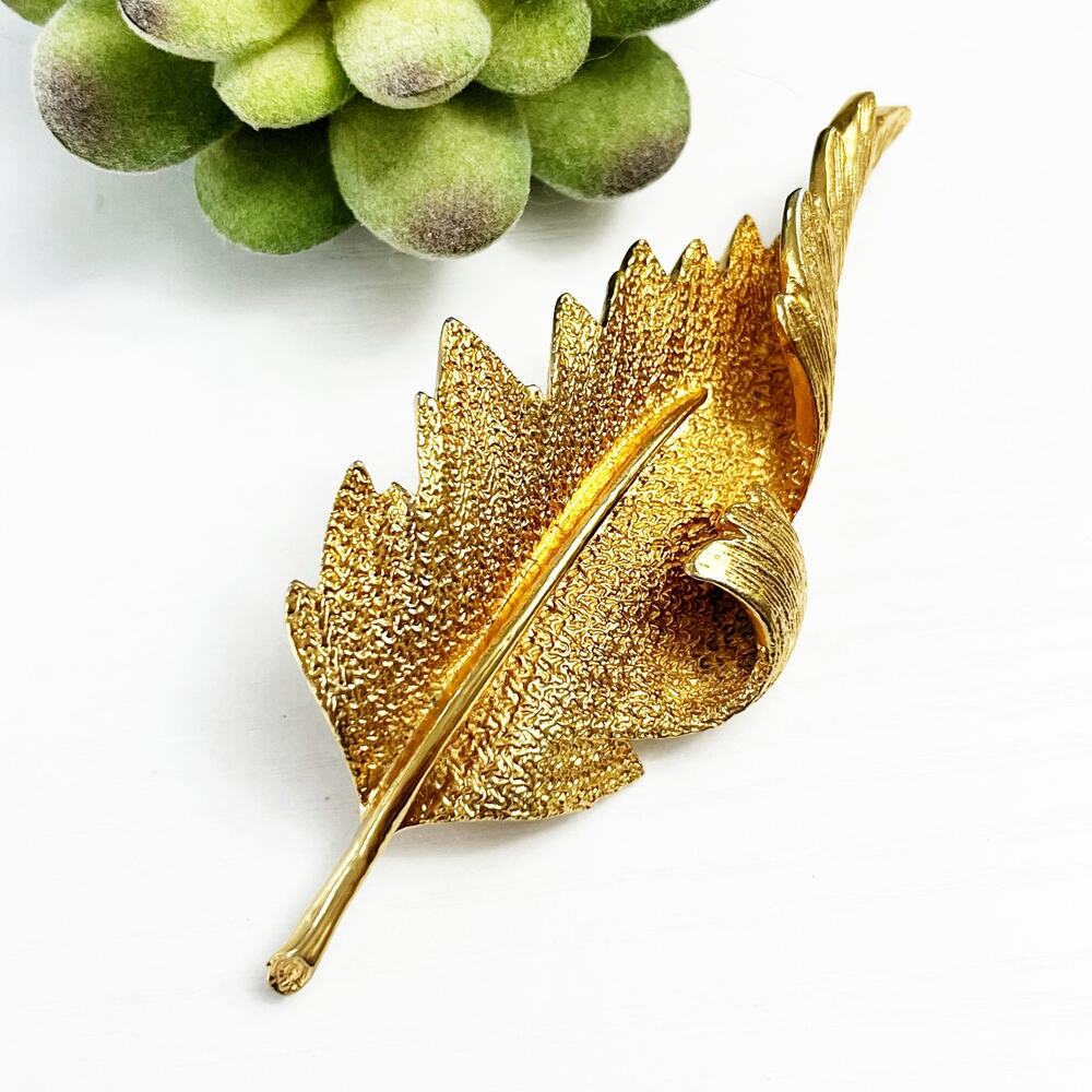 Coro Pegasus Vintage Gold Tone Textured Leaf Brooch Pin